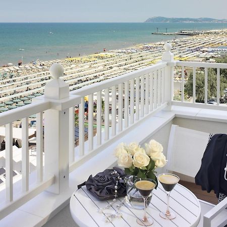 Hotel Tiffany'S Riccione Exterior photo